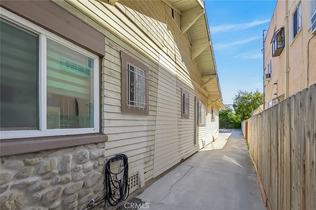 Image 6 of property listing at 512 N Serrano, Los Angeles, CA 90004