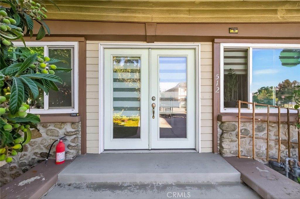 Image 7 of property listing at 512 N Serrano, Los Angeles, CA 90004