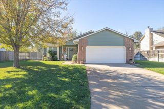 923 Clover Ln, Valley Center, KS 67147