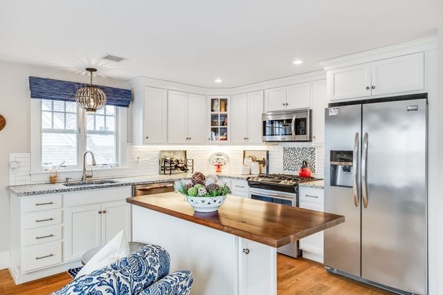 35 Hidden Ln, Barnstable, MA 02655