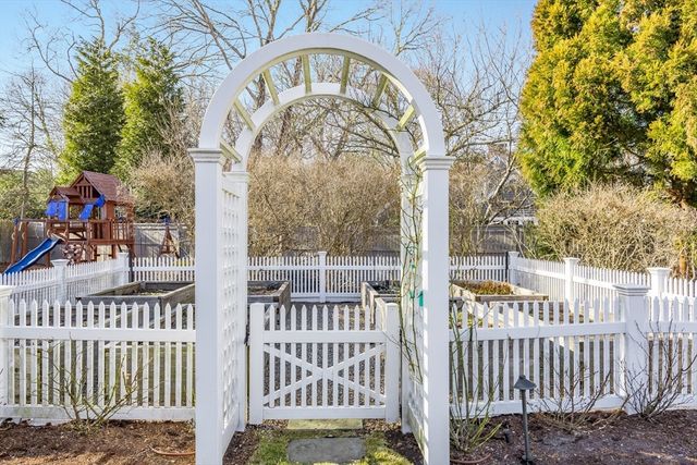 35 Hidden Ln, Barnstable, MA 02655