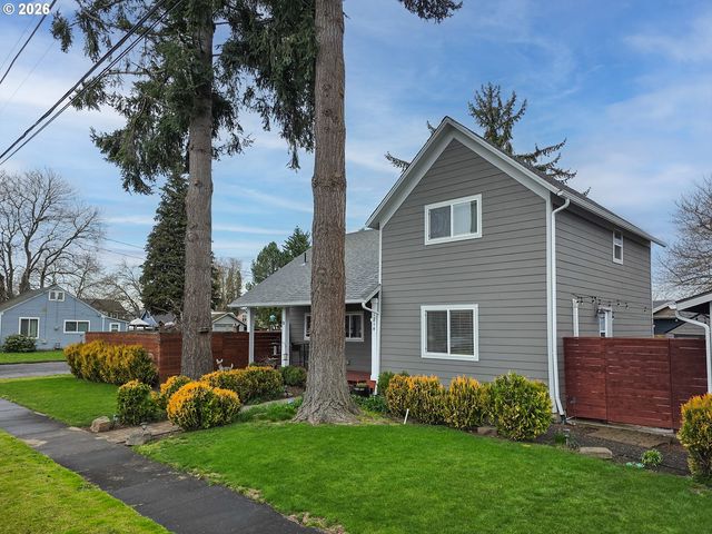 1214 N CLARK St, Cornelius, OR 97113