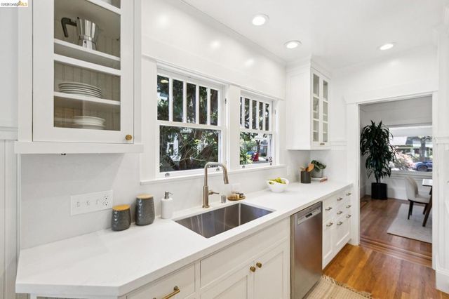 5633 Oak Grove Ave, Oakland, CA 94618