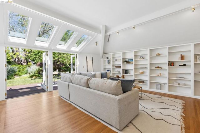 5633 Oak Grove Ave, Oakland, CA 94618