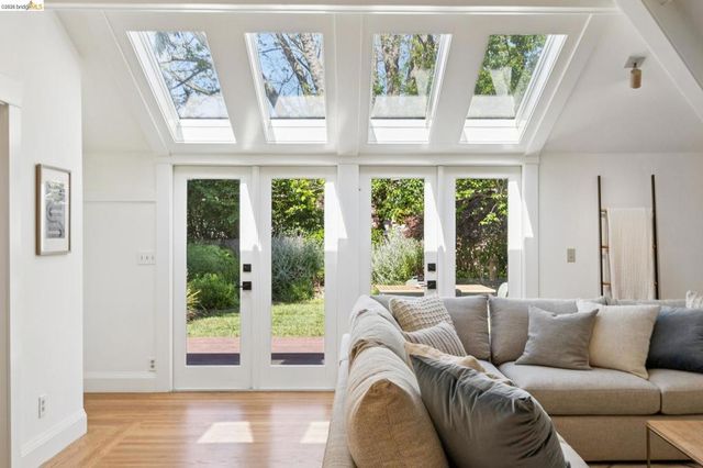 5633 Oak Grove Ave, Oakland, CA 94618