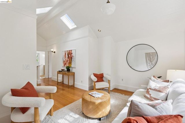 5633 Oak Grove Ave, Oakland, CA 94618