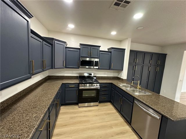 5728 Flying Birdie Avenue, Las Vegas, NV 89122