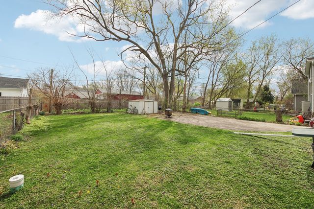 105 Edgewood Avenue, Crystal Lake, IL 60014