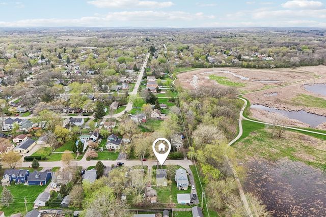 105 Edgewood Avenue, Crystal Lake, IL 60014
