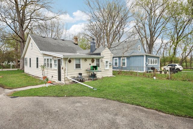 105 Edgewood Avenue, Crystal Lake, IL 60014