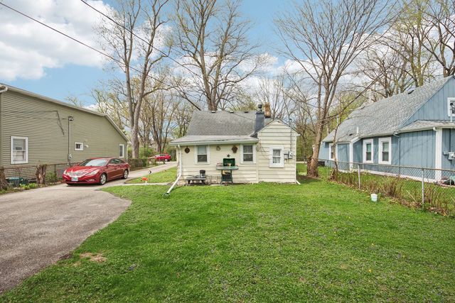 105 Edgewood Avenue, Crystal Lake, IL 60014