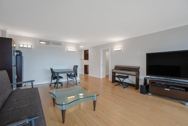 566 Commonwealth 906, Boston, MA 02215