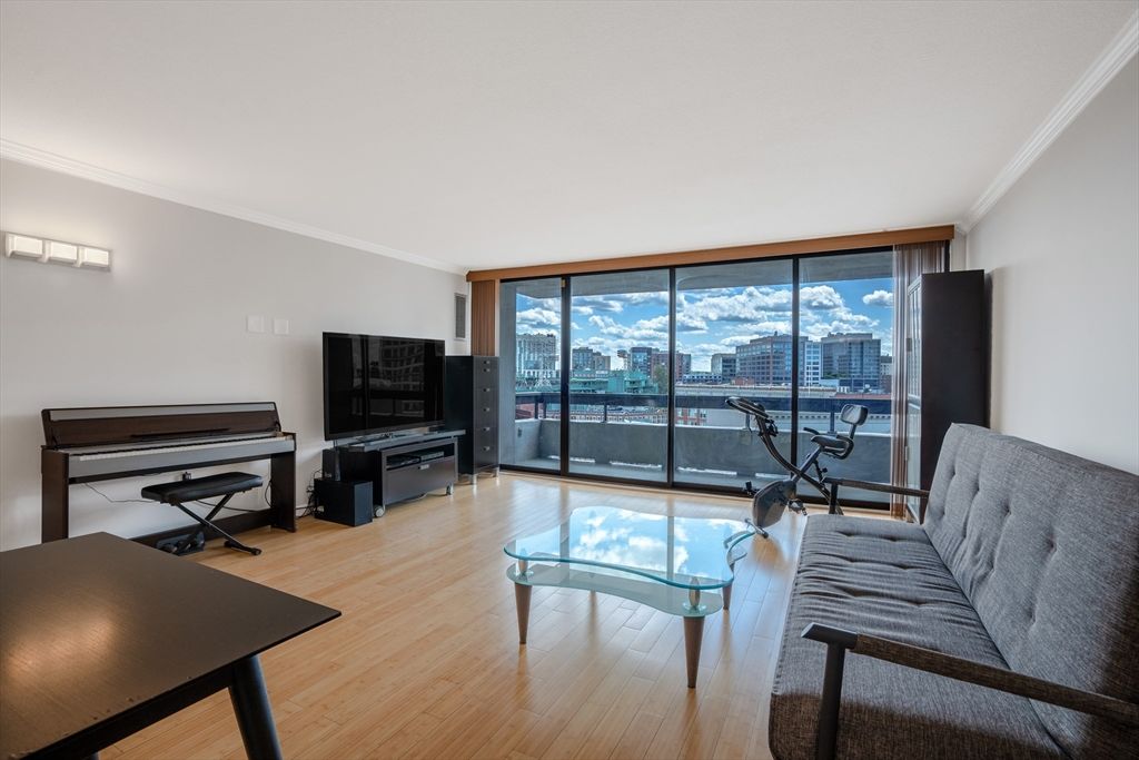 566 Commonwealth 906, Boston, MA 02215