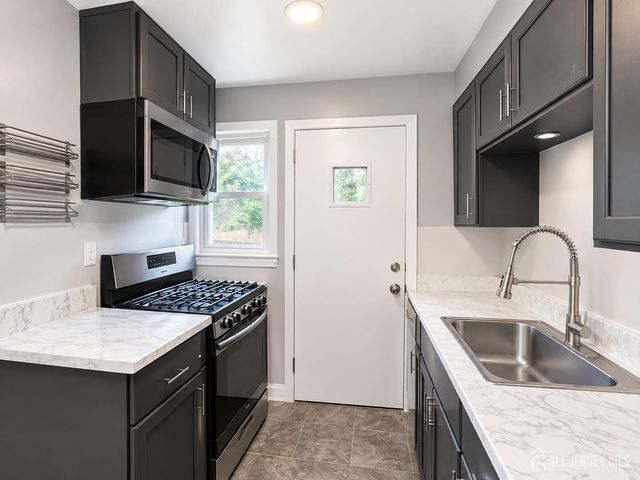 38 MacArthur Drive, Edison, NJ 08837