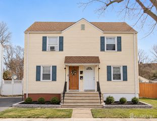 38 MacArthur Drive, Edison, NJ 08837