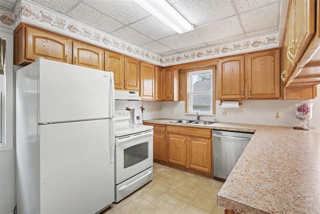 2901 Hartline Drive, Rochester Hills, MI 48309