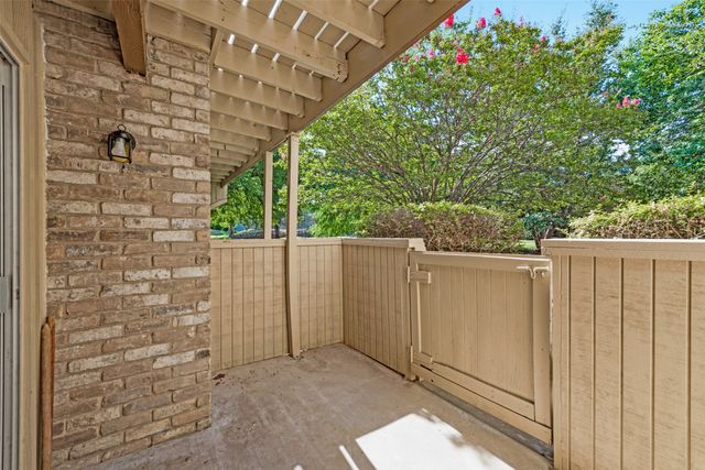 5814 Meadow Wood Lane, Fort Worth, TX 76112