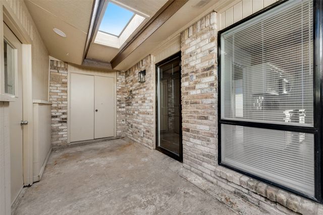 5814 Meadow Wood Lane, Fort Worth, TX 76112