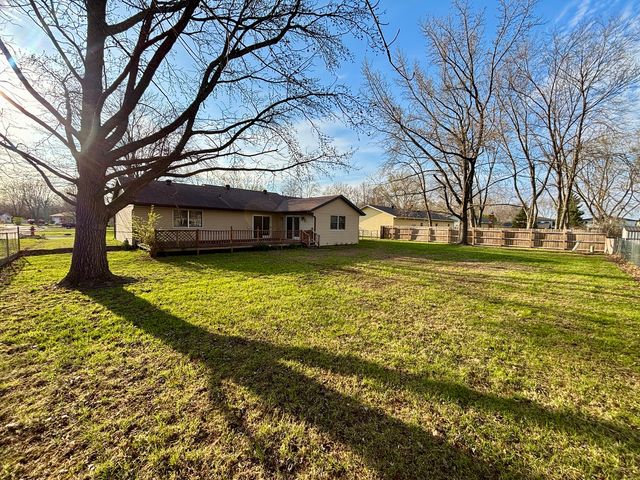 112 Donoho Drive, Salem, IL 62881