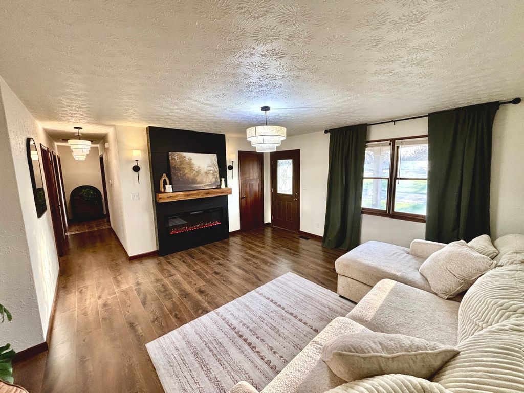 Image 12 of property listing at 112 Donoho Drive, Salem, IL 62881
