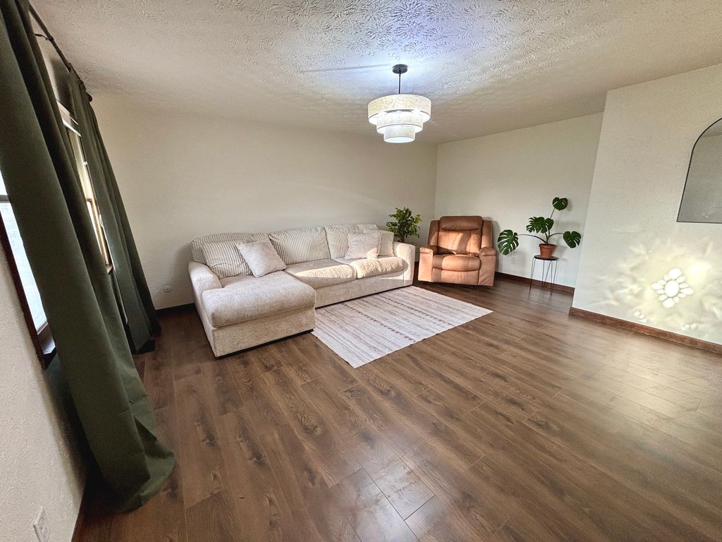 Image 13 of property listing at 112 Donoho Drive, Salem, IL 62881