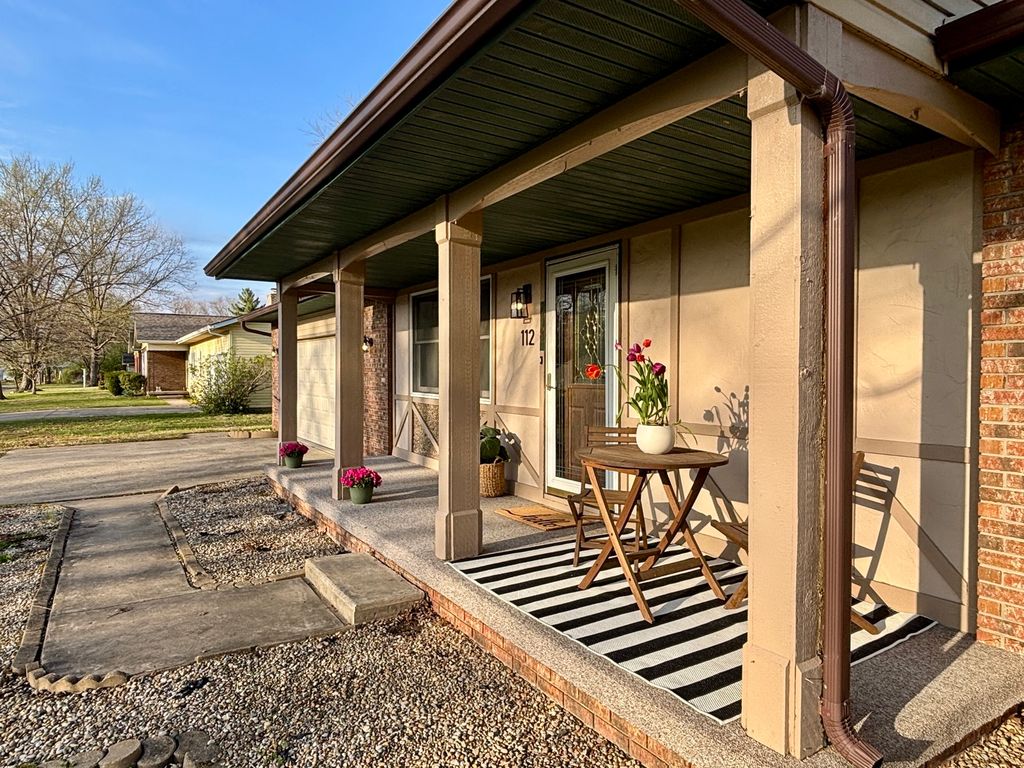 Image 3 of property listing at 112 Donoho Drive, Salem, IL 62881