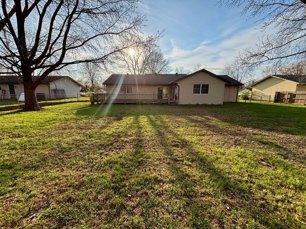 Image 25 of property listing at 112 Donoho Drive, Salem, IL 62881