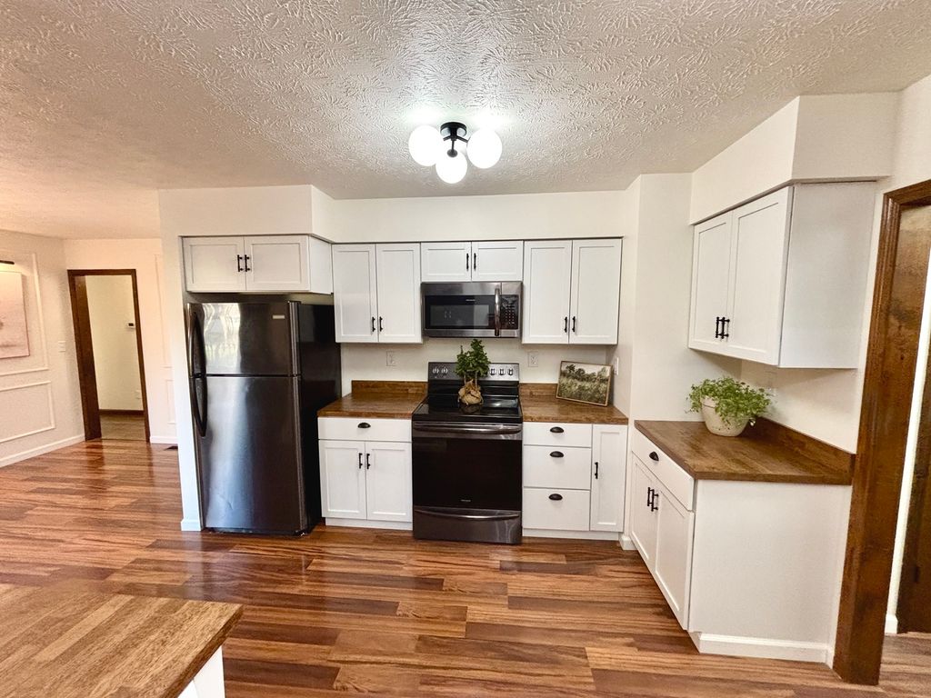 Image 8 of property listing at 112 Donoho Drive, Salem, IL 62881