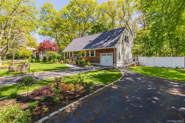 8 Loretta Court, Coram, NY 11727