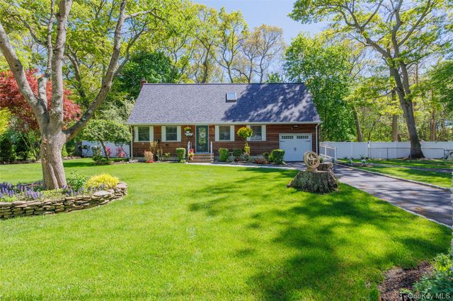 8 Loretta Court, Coram, NY 11727