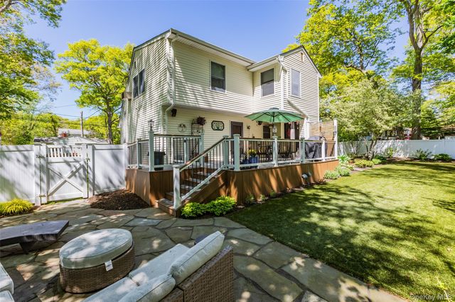 8 Loretta Court, Coram, NY 11727