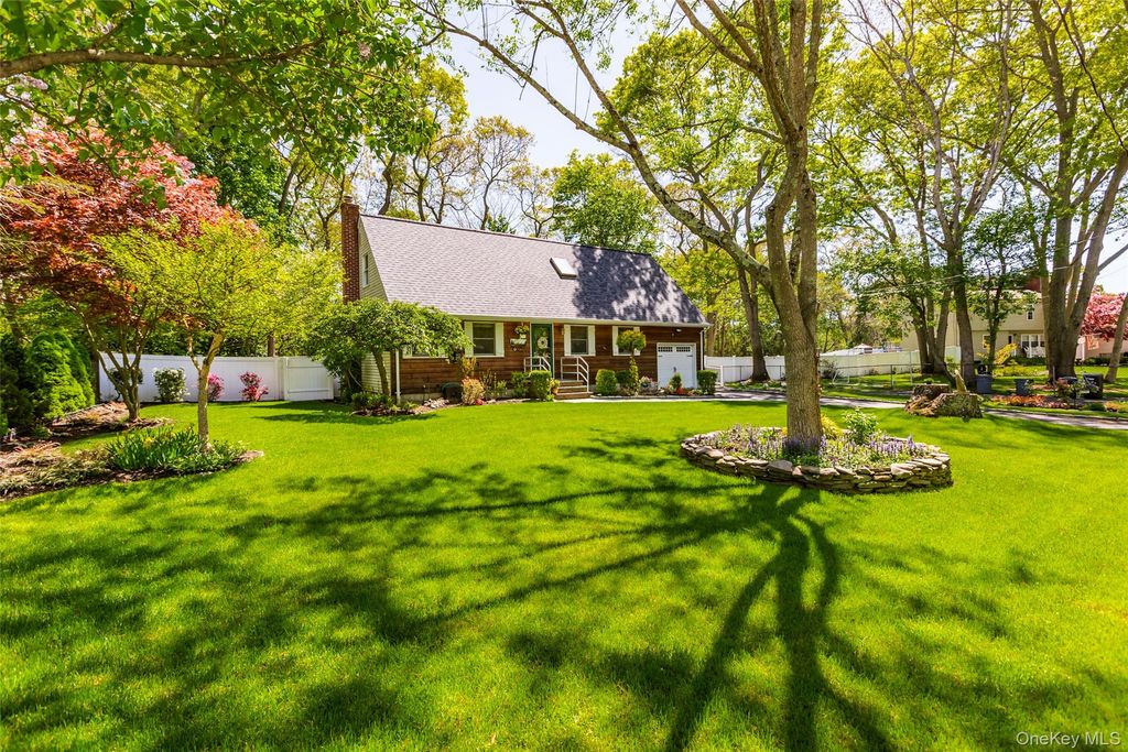 8 Loretta Court, Coram, NY 11727