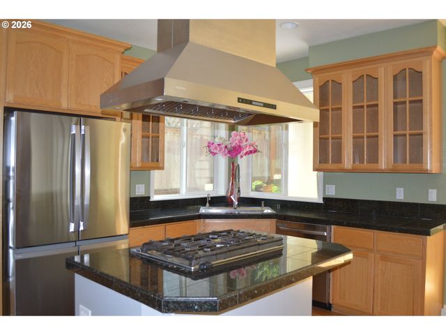13610 Se SNOWFIRE Dr, Happy Valley, OR 97086