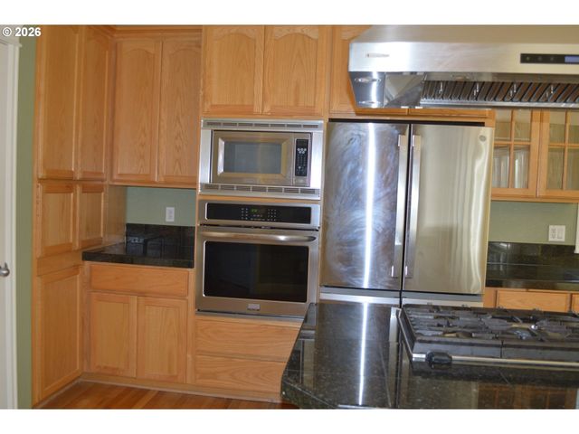 13610 Se SNOWFIRE Dr, Happy Valley, OR 97086