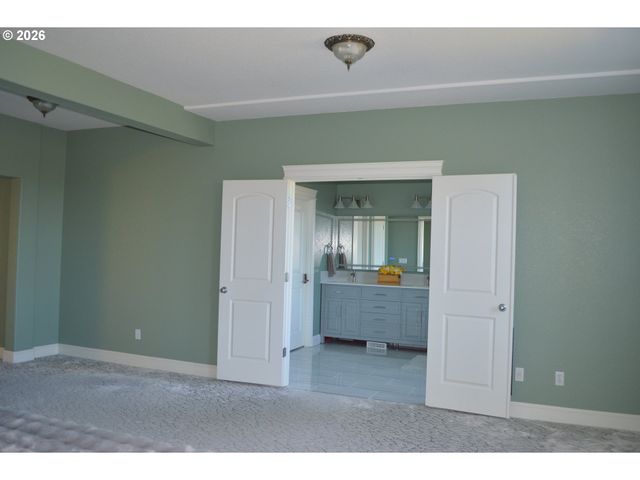 13610 Se SNOWFIRE Dr, Happy Valley, OR 97086