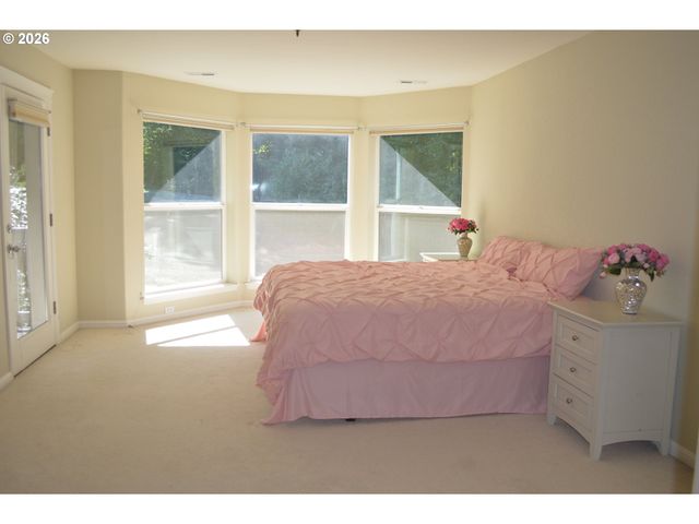 13610 Se SNOWFIRE Dr, Happy Valley, OR 97086
