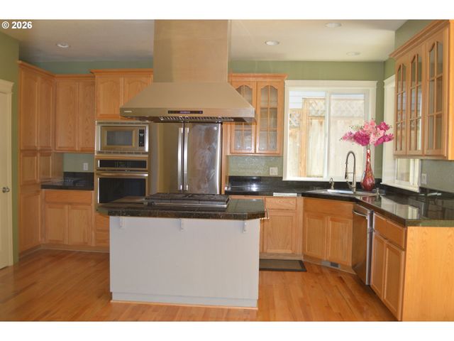 13610 Se SNOWFIRE Dr, Happy Valley, OR 97086