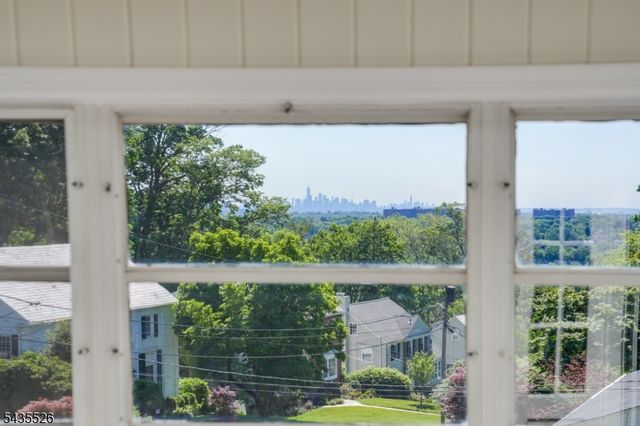 41 Crestwood Dr, Maplewood Twp., NJ 07040