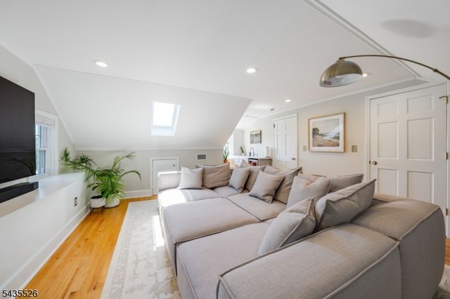41 Crestwood Dr, Maplewood Twp., NJ 07040