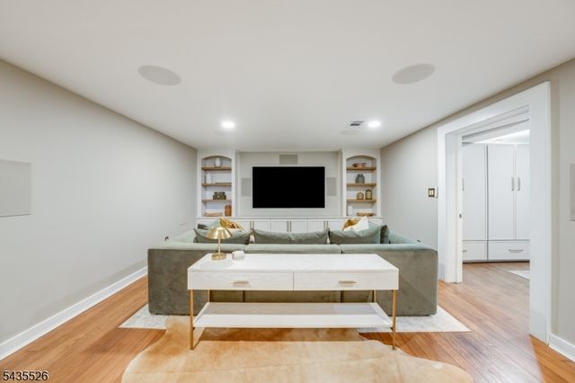41 Crestwood Dr, Maplewood Twp., NJ 07040