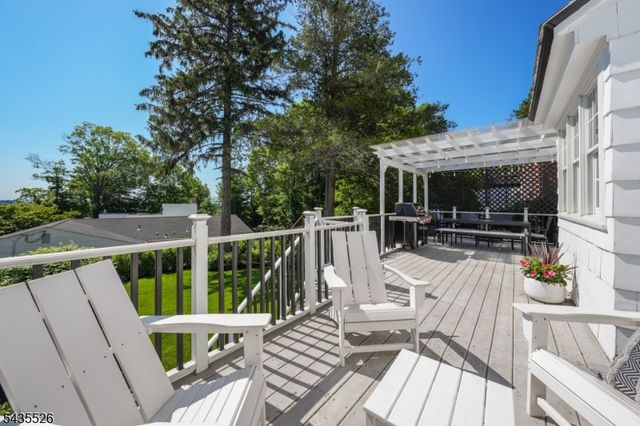 41 Crestwood Dr, Maplewood Twp., NJ 07040