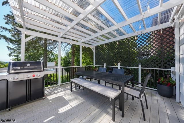 41 Crestwood Dr, Maplewood Twp., NJ 07040