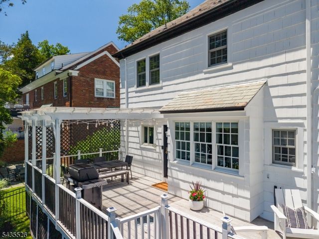 41 Crestwood Dr, Maplewood Twp., NJ 07040