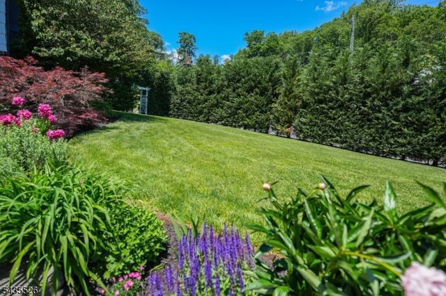 41 Crestwood Dr, Maplewood Twp., NJ 07040