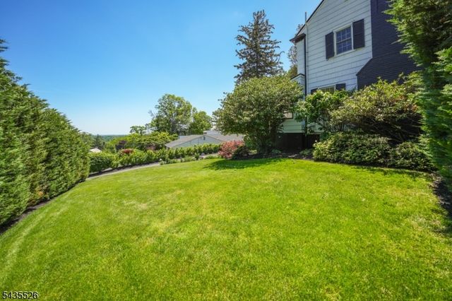 41 Crestwood Dr, Maplewood Twp., NJ 07040
