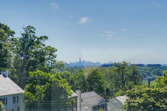 41 Crestwood Dr, Maplewood Twp., NJ 07040