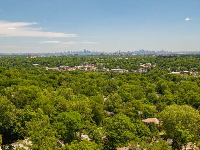 41 Crestwood Dr, Maplewood Twp., NJ 07040