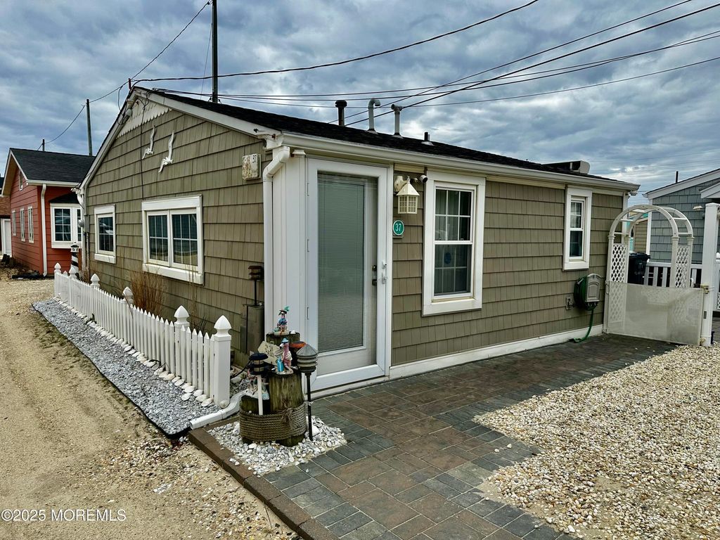 37 E Flamingo Way, Lavallette, NJ 08735
