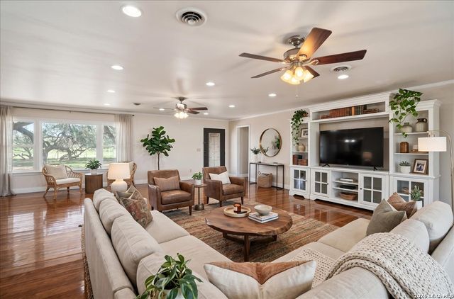 955 S HIGHWAY 37 ACCESS, George West, TX 78022