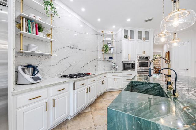 59 Nocturne Woods Place, The Woodlands, TX 77382